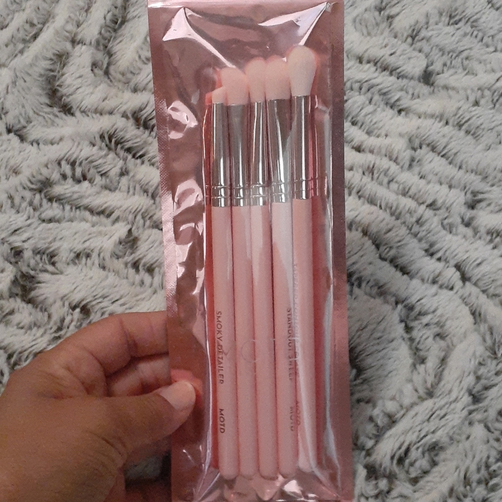 New cosmetic brushes